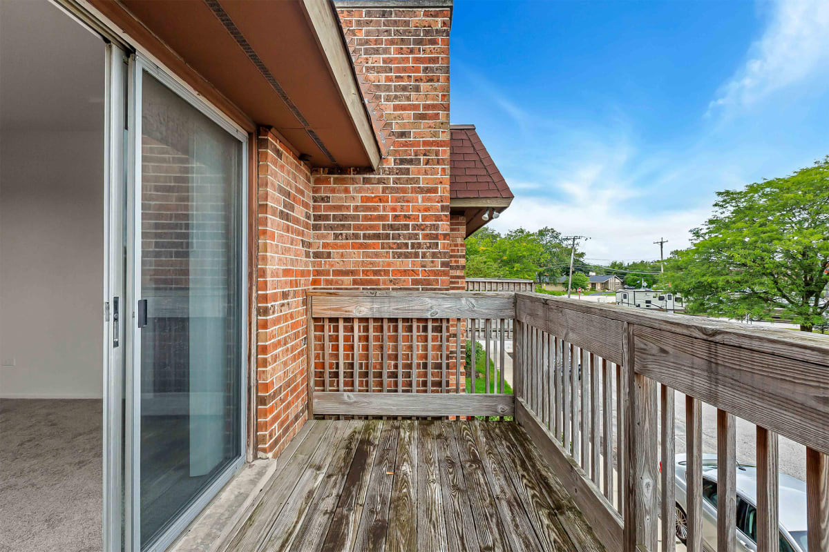 Photos and Video of Hillcrest Apartments in Glen Ellyn, IL